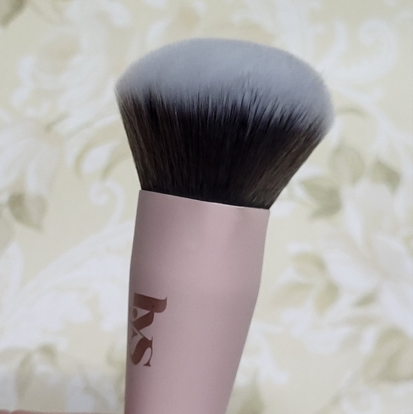 LYS Foundation & Concealer Brushes - Picture 10 of 16